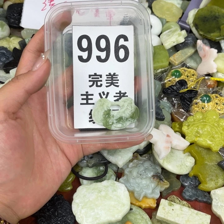 蛇纹石玉足银镀金镶嵌颈饰