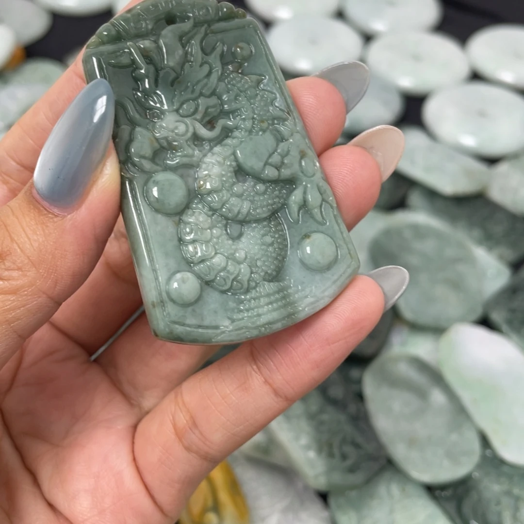 翡翠未镶嵌颈饰龙牌