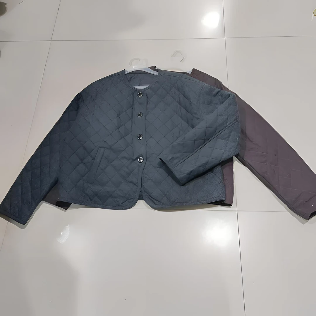 7223两色圆领菱形格外套