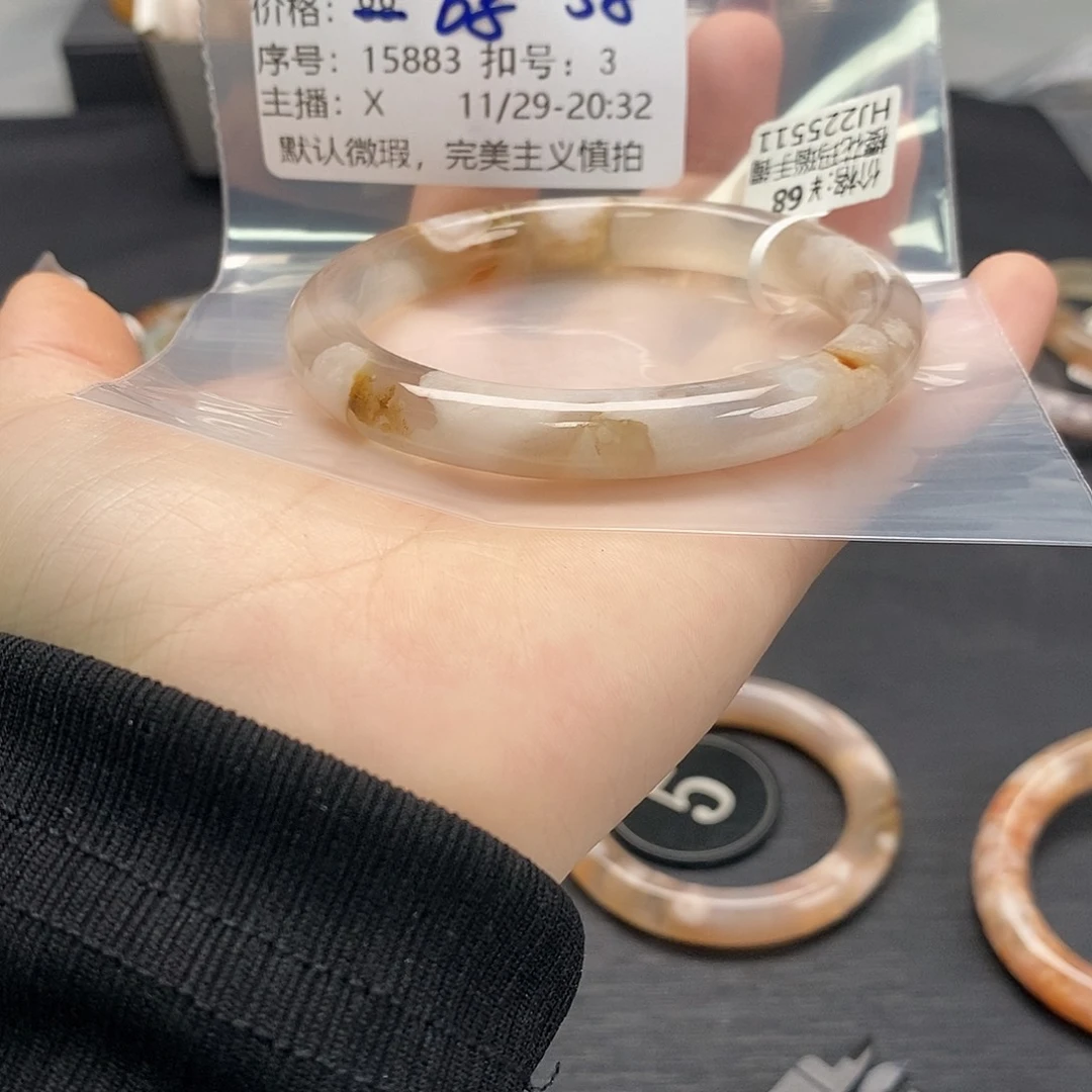 手镯玛瑙/玉髓未镶嵌小**?