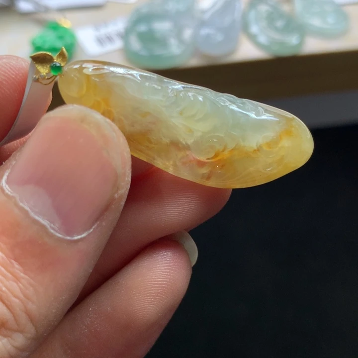翡翠18K金镶嵌颈饰吊坠