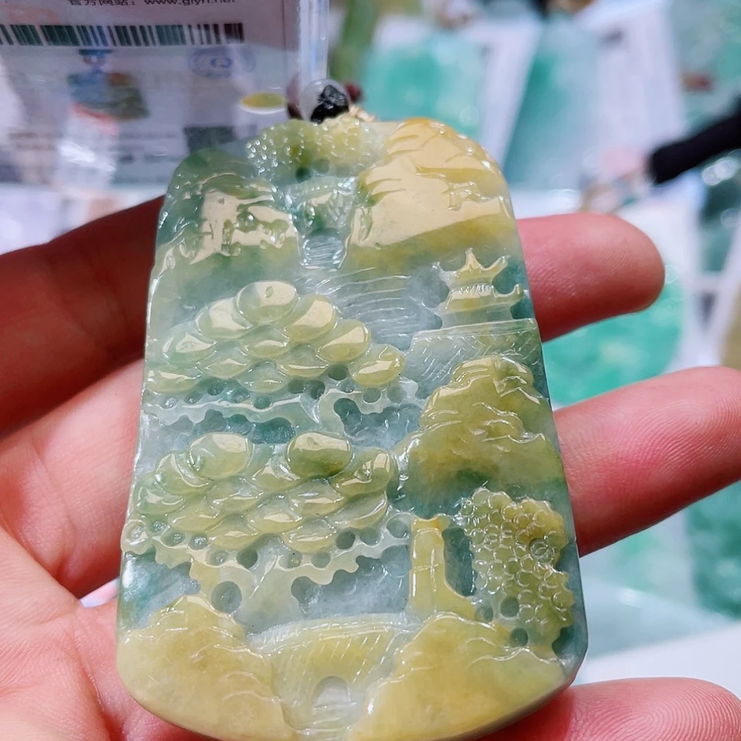 翡翠未镶嵌颈饰一个