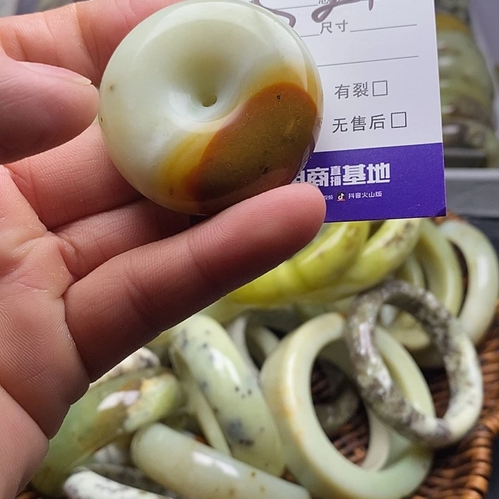 未镶嵌蛇纹石玉颈饰