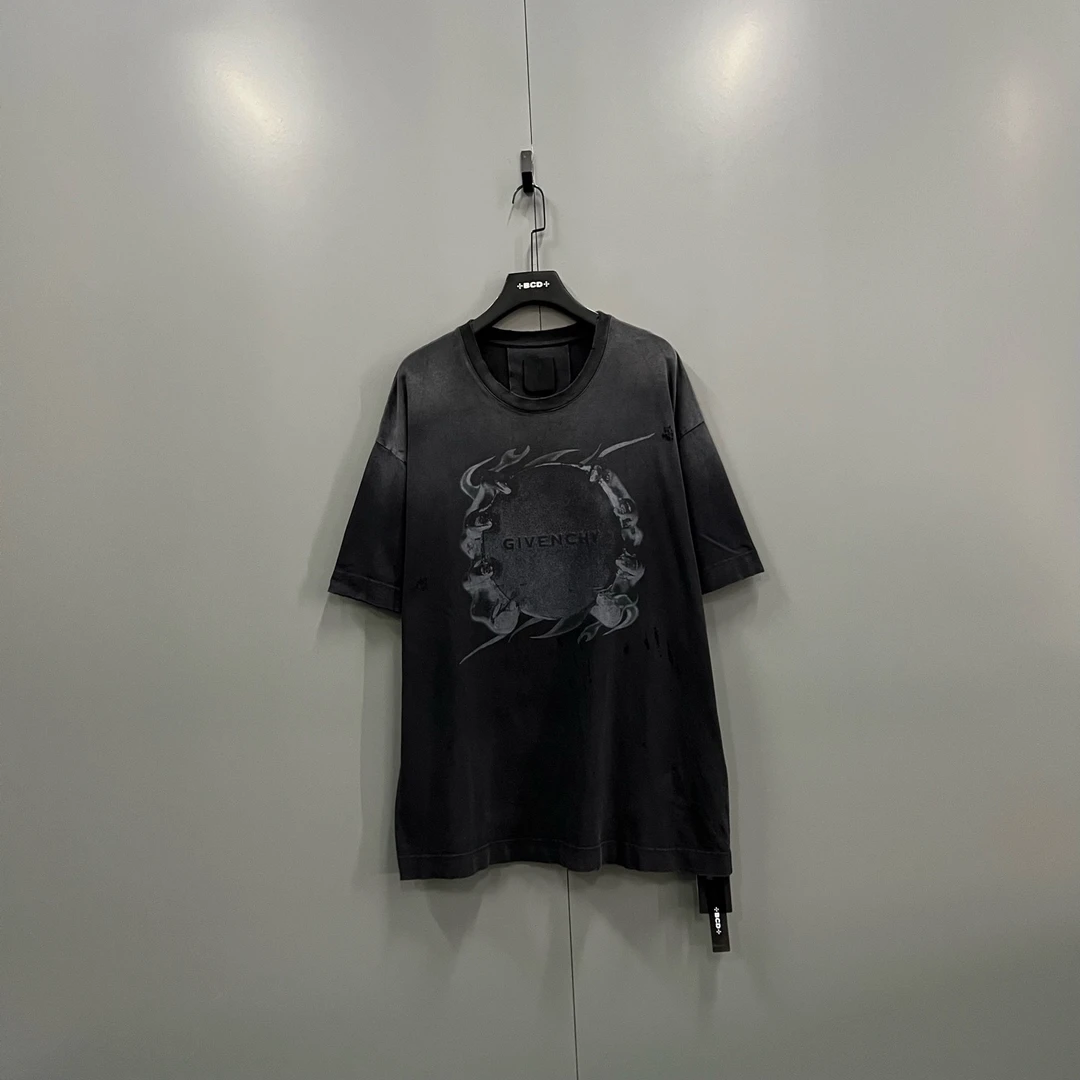 95新 Givenchy/纪梵希 jp1231 黑色做旧图案印花短袖 L码 103485