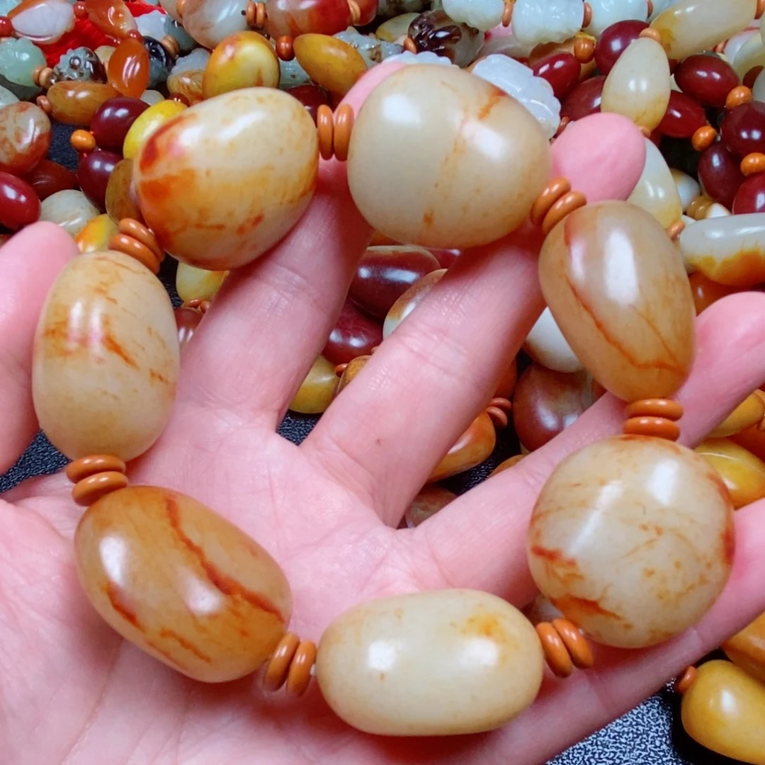 用***界和田玉未镶嵌颈饰