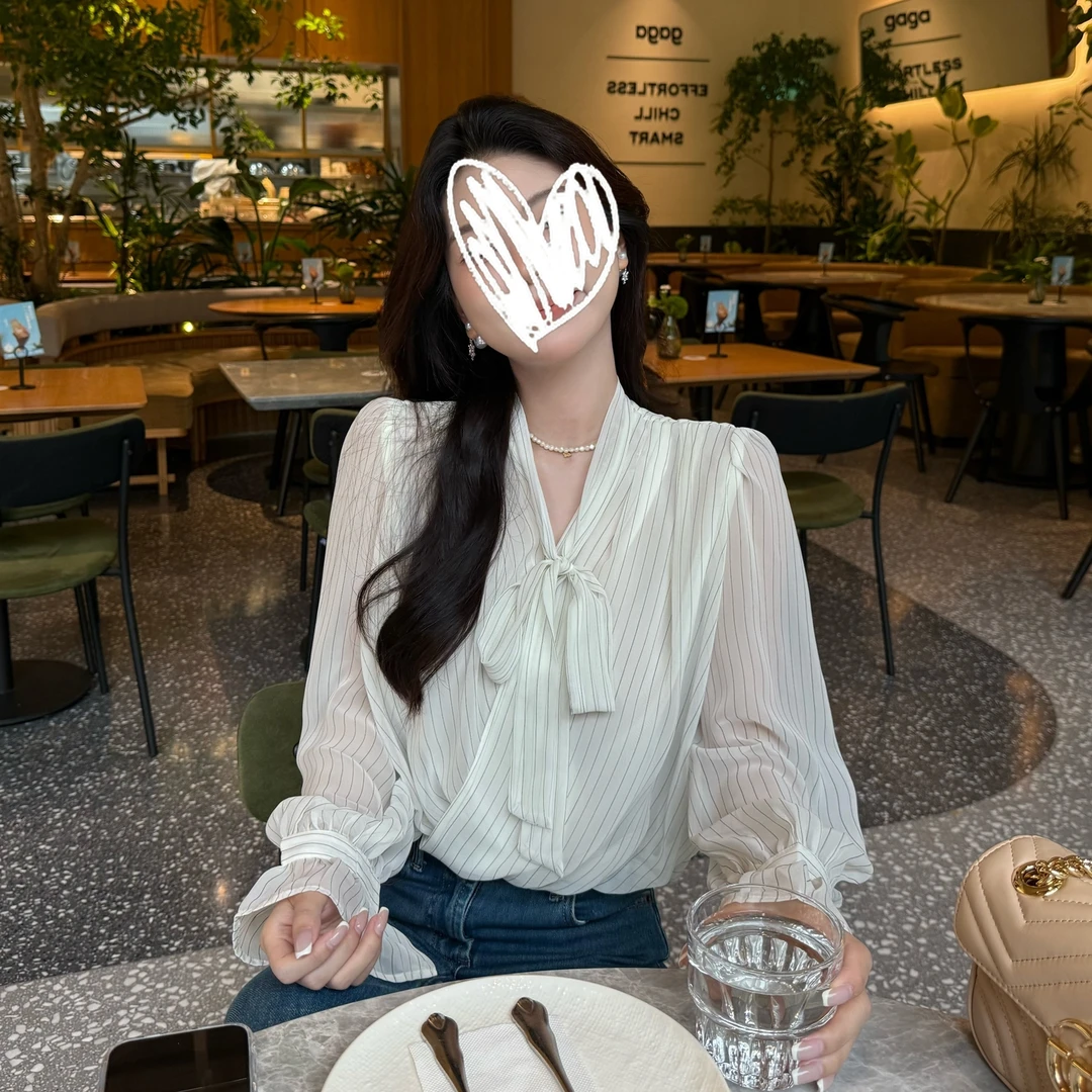 韩系气质飘带条纹衬衫女早秋新款薄款V领喇叭袖小众设计感上衣女