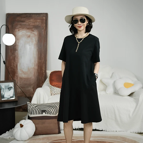 玛拉葩塔高品质棉混纺法式轻奢宽松显瘦针梭拼接圆领黑色连衣裙