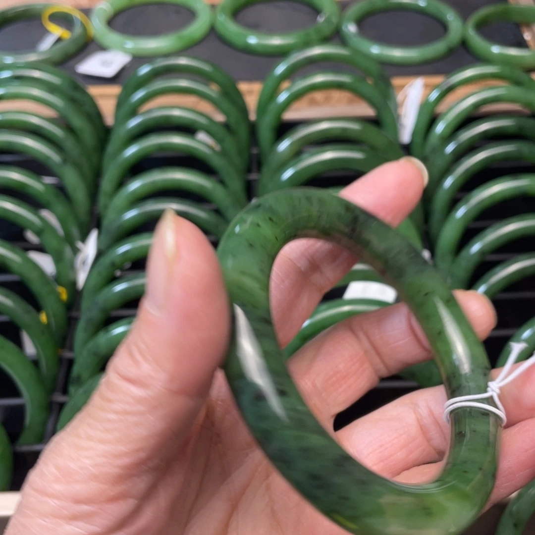 文***下和田玉未镶嵌手镯