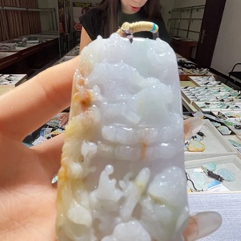 翡翠未镶嵌颈饰一个
