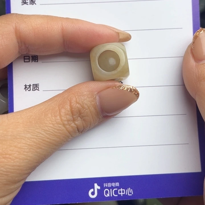 和田玉颈饰未镶嵌甜****布