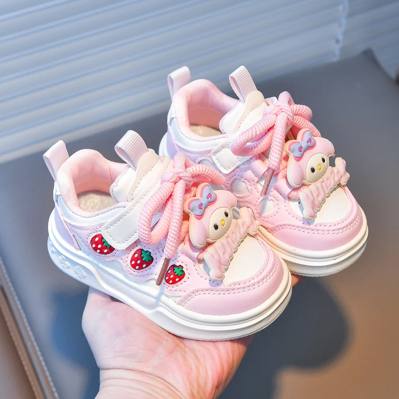 小公主专属卡通玩偶与草莓刺绣儿童运动鞋