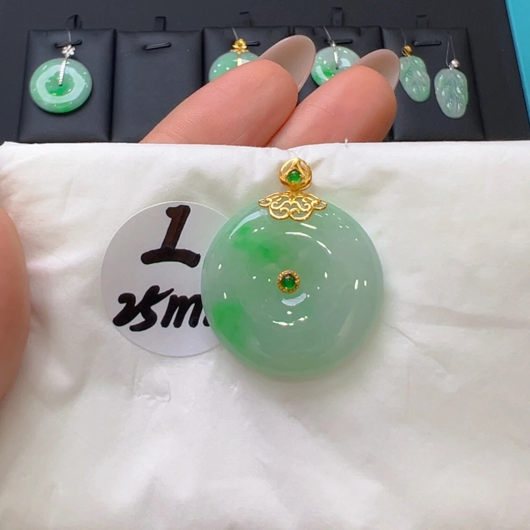 翡翠18K金镶嵌颈饰