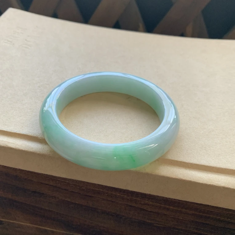 冰透胶润阳绿手镯，特价14500圈口57.5-12.7-9.5，天然翡翠缅A，小纹