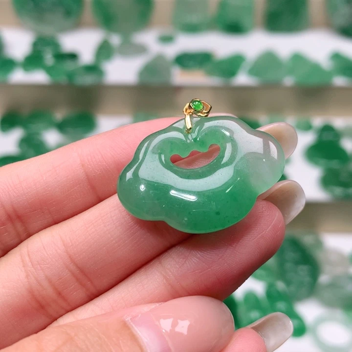 颈饰未镶嵌石英质玉