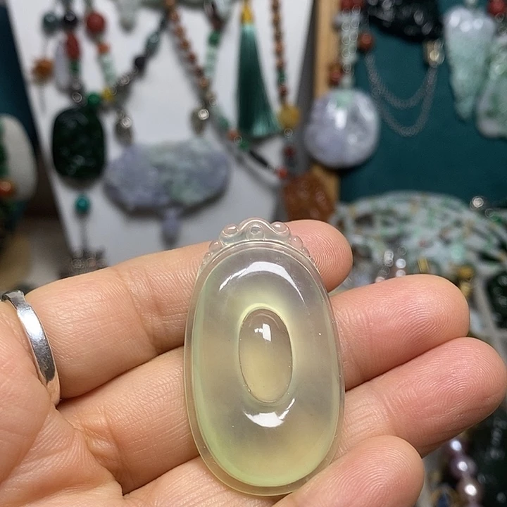 翡翠未镶嵌吊坠(赠链)