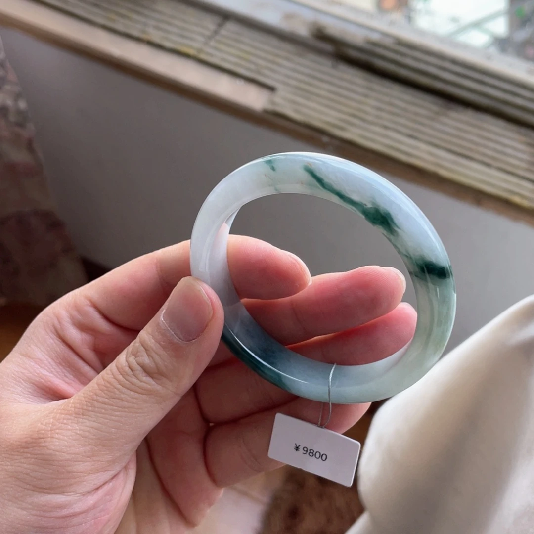 翡翠手镯未镶嵌飘花手镯