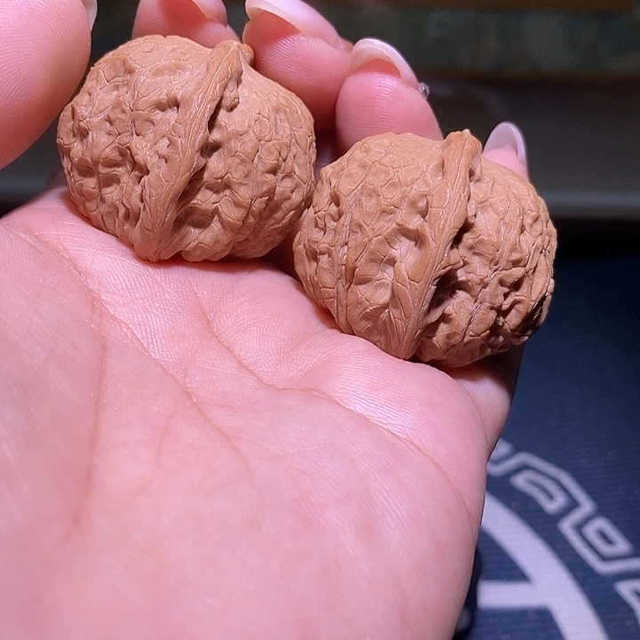 文玩核桃把件37血麒麟，微微水尖