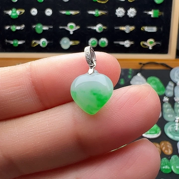 翡翠18K金镶嵌颈饰桃