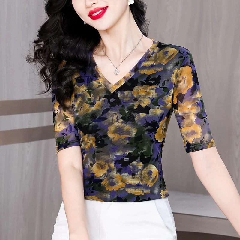2025夏季新款V领中袖T恤女气质舒适显瘦时尚洋气印花小衫法式上衣