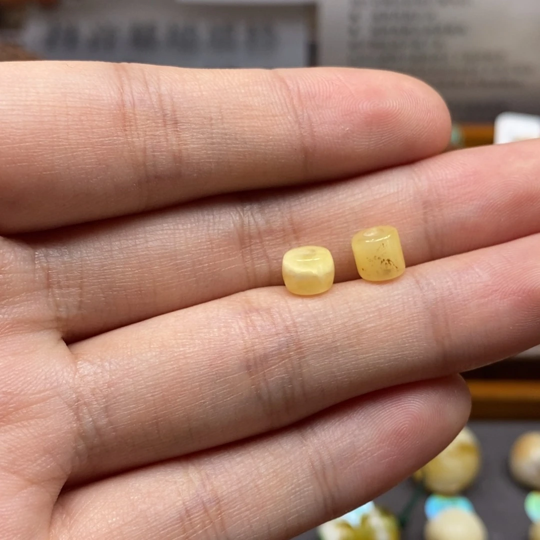 蜜蜡裸石未镶嵌，绳束2.0孔，纯纯福利品。只发其一