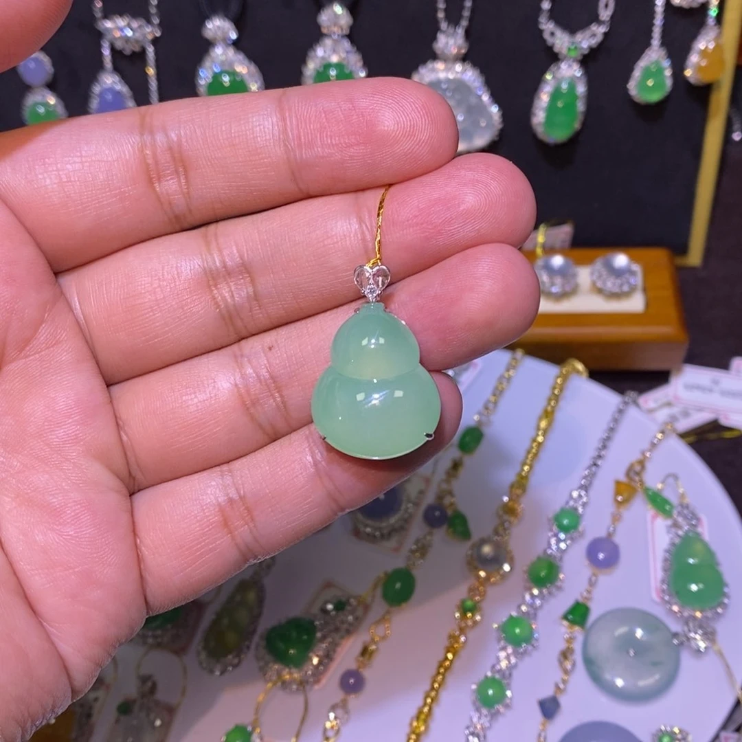 【闪购商品】颈饰18K金镶嵌翡翠