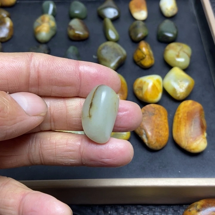 攸***宁和田玉（糖玉）未镶嵌珠宝奇石