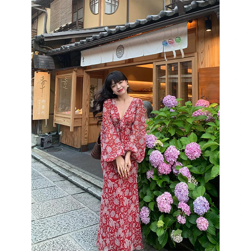 法式复古小众红色碎花连衣裙女夏季度假风独特收腰绝美休闲长裙子