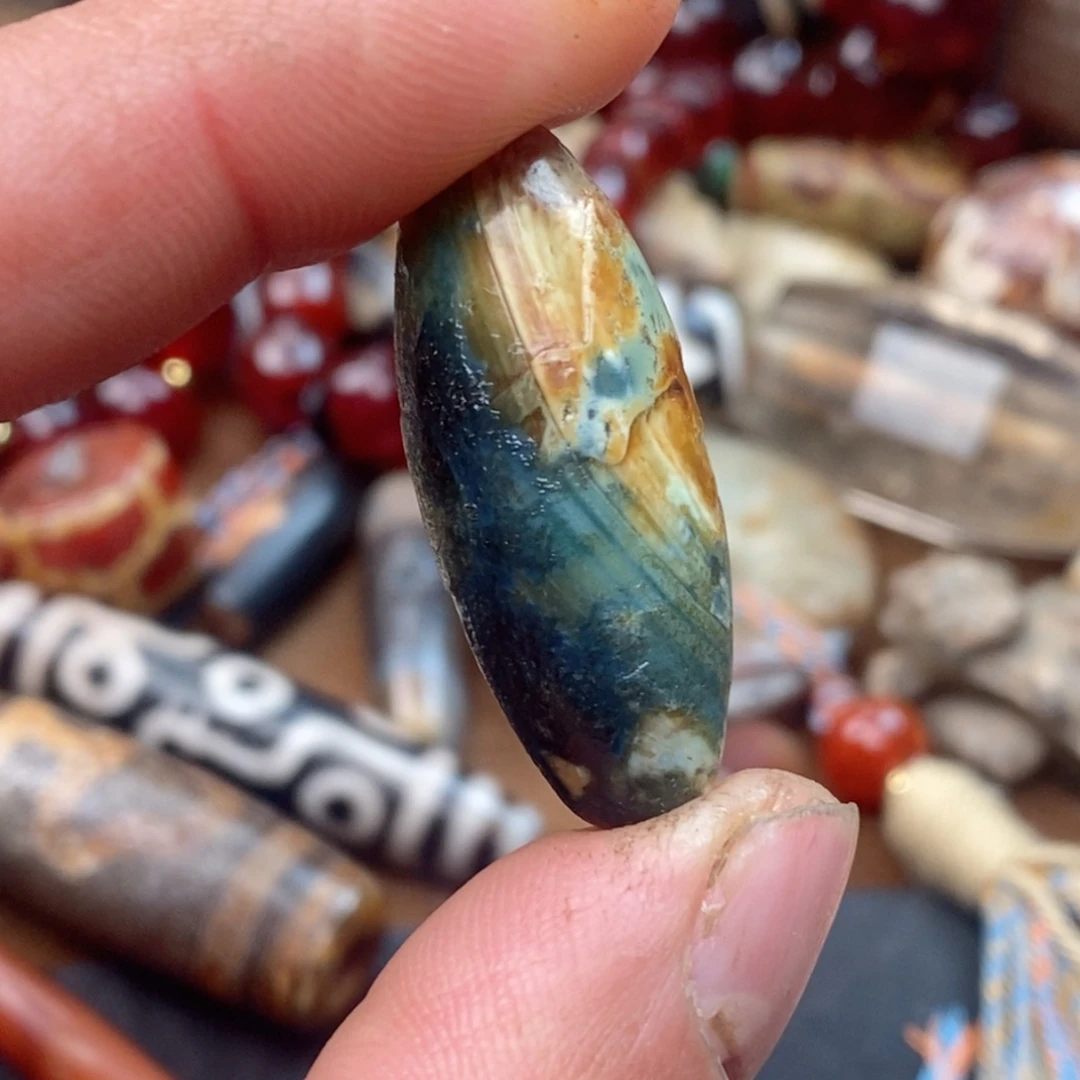 DIY琉璃珠子的颜色是蓝色的