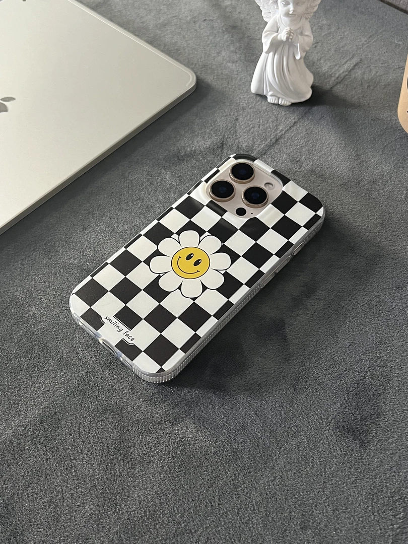 黑白格笑脸花适用于苹果iPhone16promax/15plus/14/13p/12p手机壳