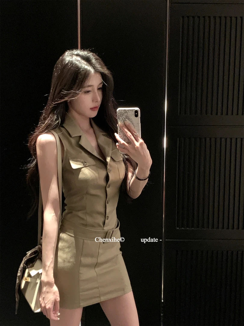 何晨曦 高级感小翻领无袖收腰连衣裙2025新款老钱风卡其色裙子女