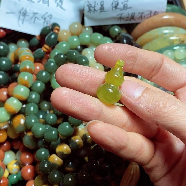 蛇纹石玉颈饰合金