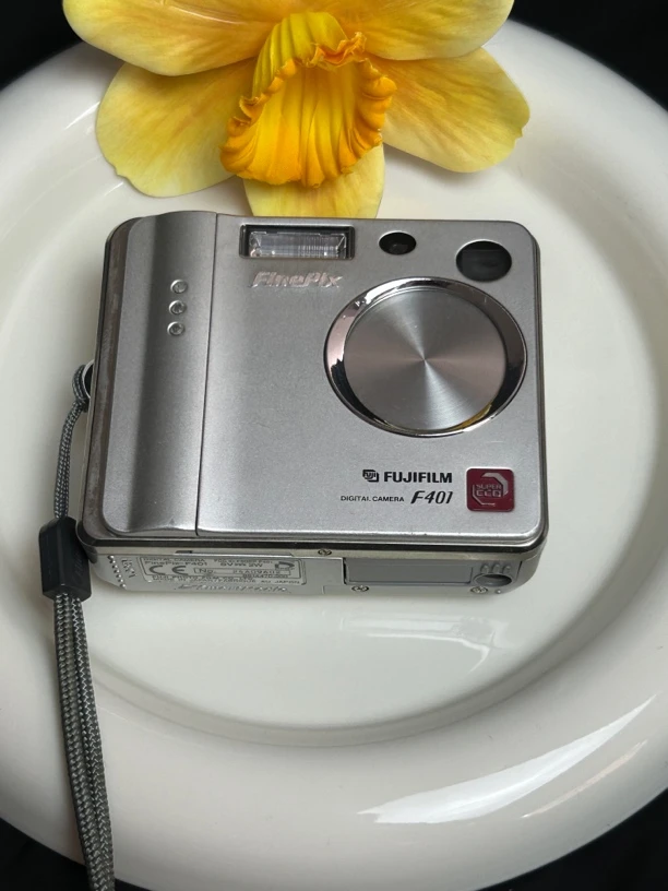 9新 Fujifilm/富士 f401 银色 复古ccd数码相机