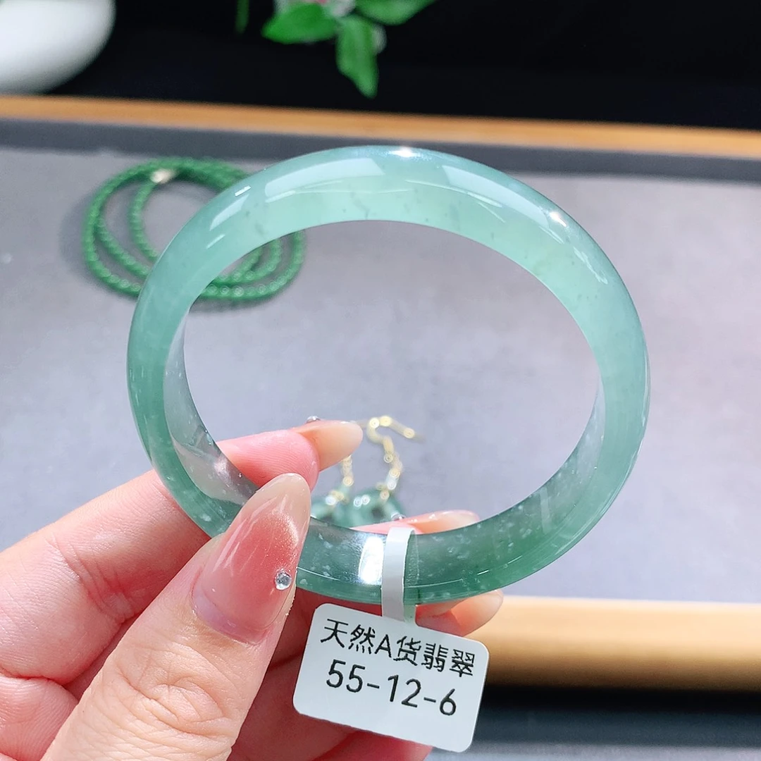 未镶嵌手镯（圆镯）翡翠