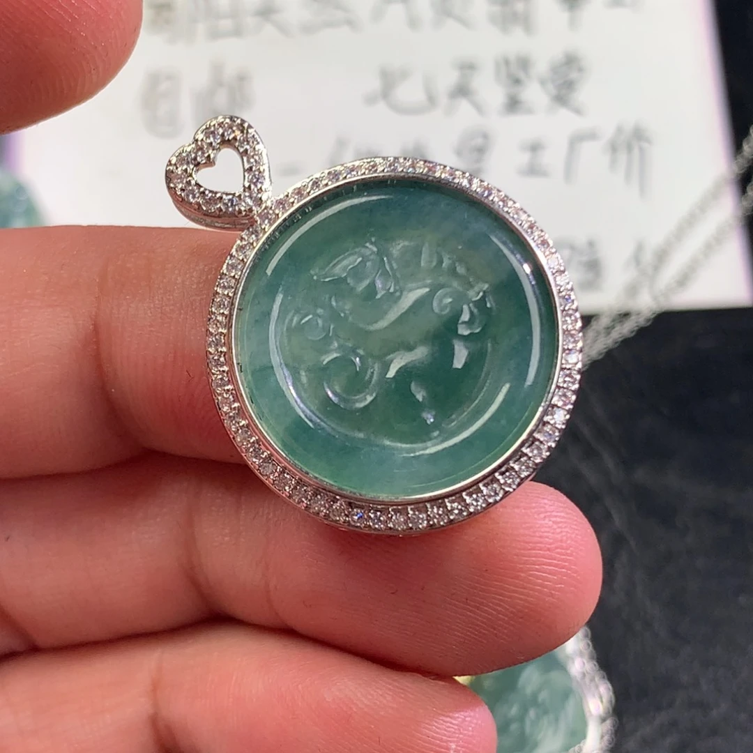 翡翠未镶嵌颈饰麒麟