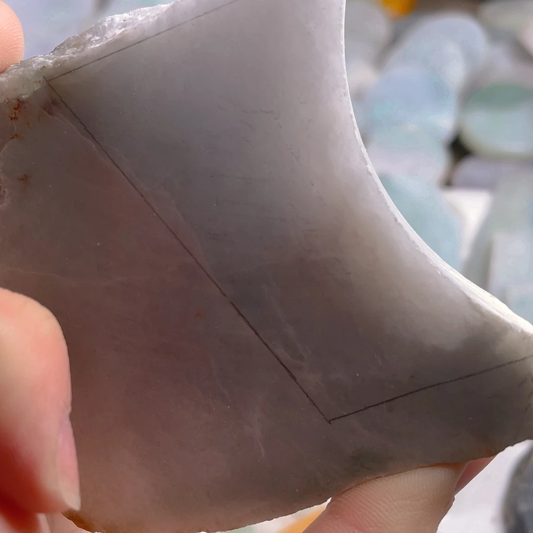 颈饰未镶嵌翡翠。