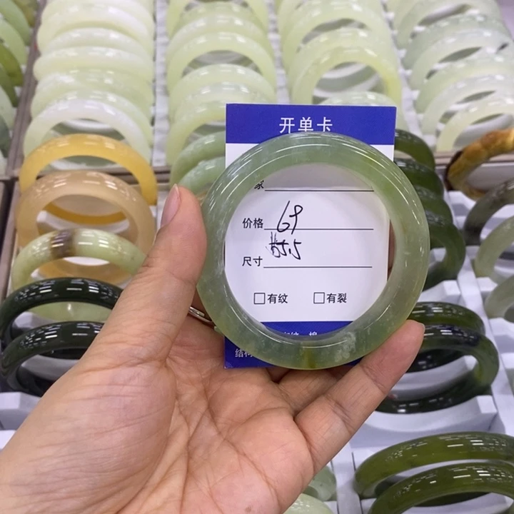 岫玉未镶嵌手镯（圆镯）