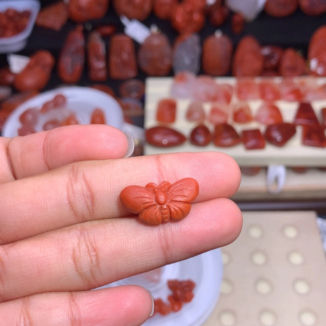 乔***✿南红玛瑙未镶嵌珠宝半成品蝴蝶