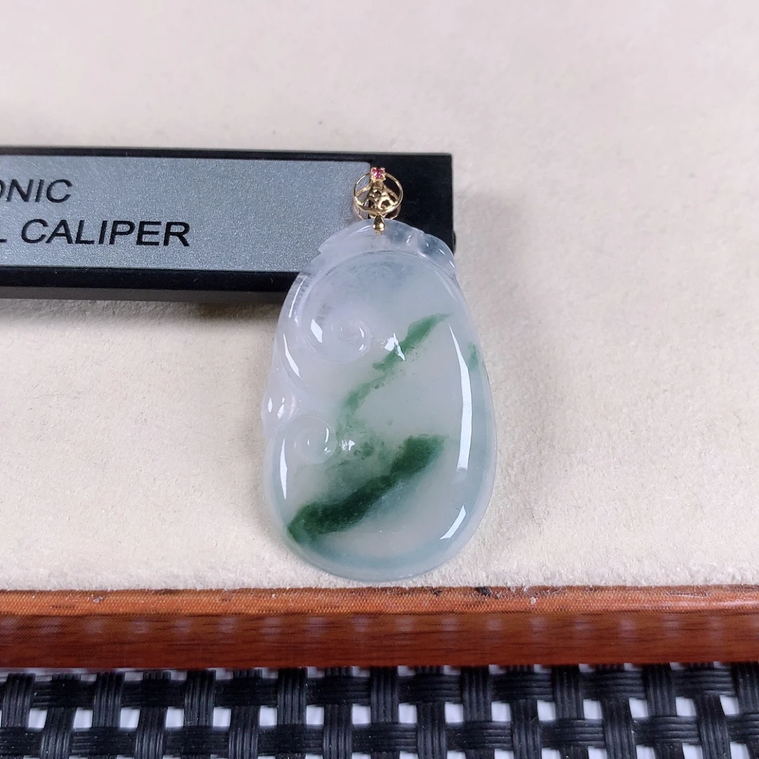 缅甸天然翡翠18k金镶嵌冰种飘花如意吊坠尺寸：31×19×3.6mm