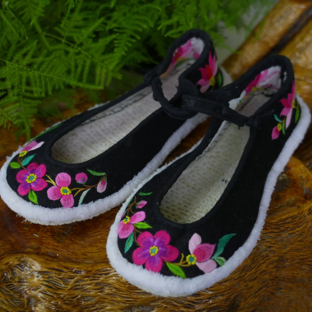40码纯手工绣梅花圆口鞋