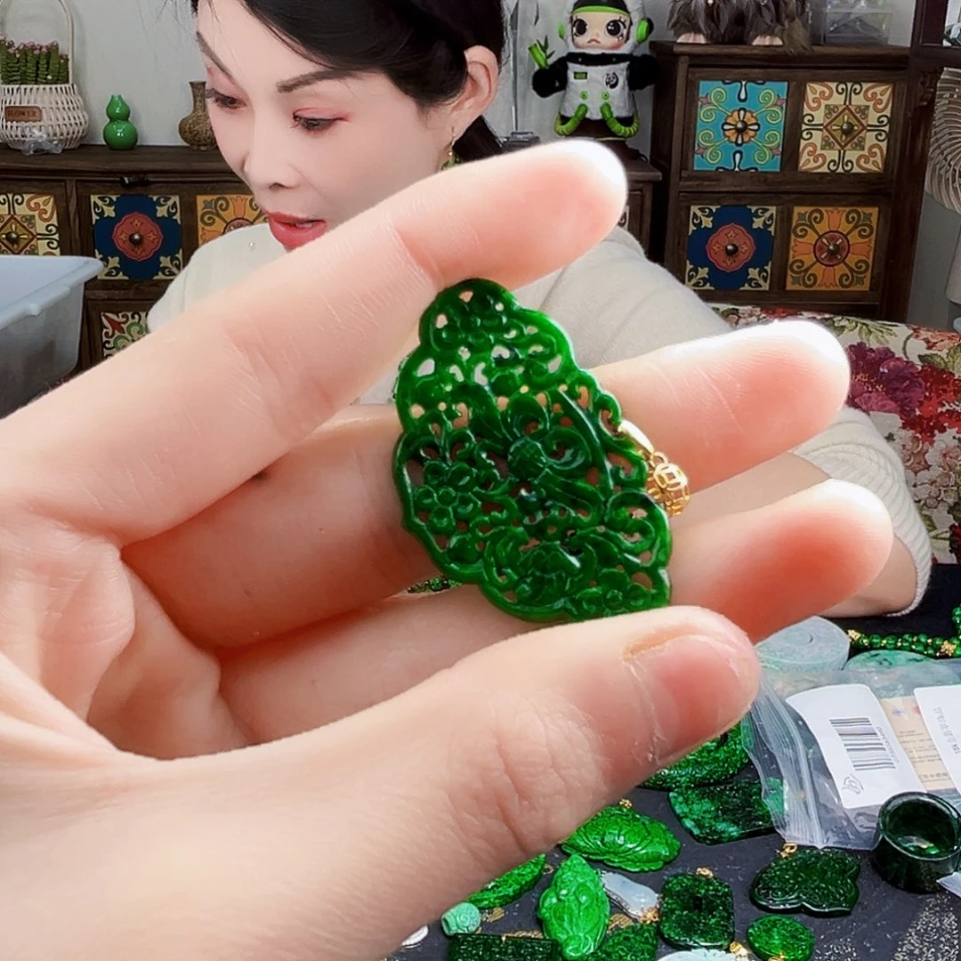 颈饰18K金镶嵌翡翠