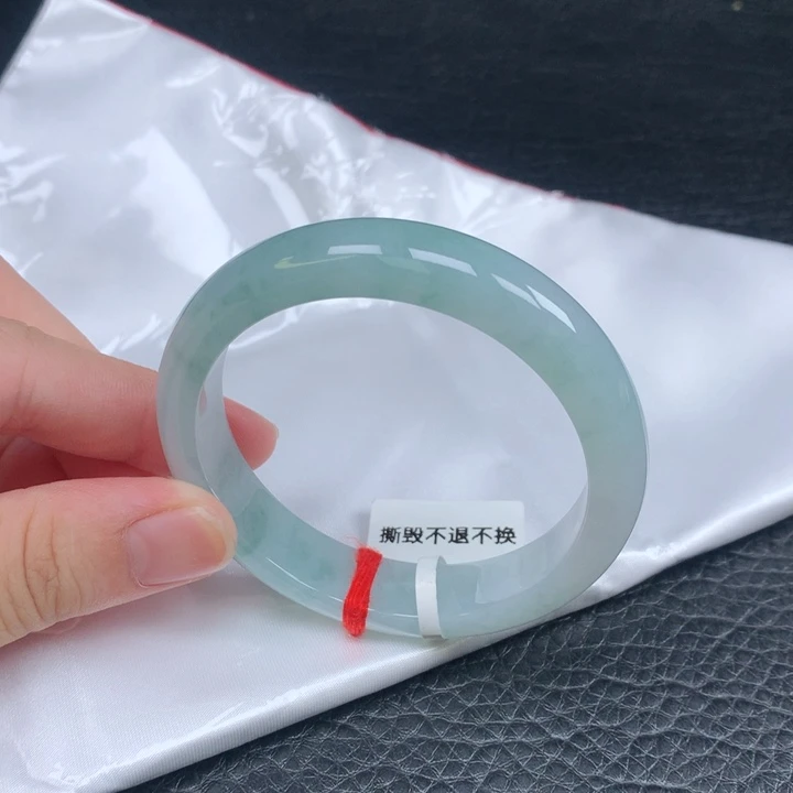 翡翠手镯未镶嵌。