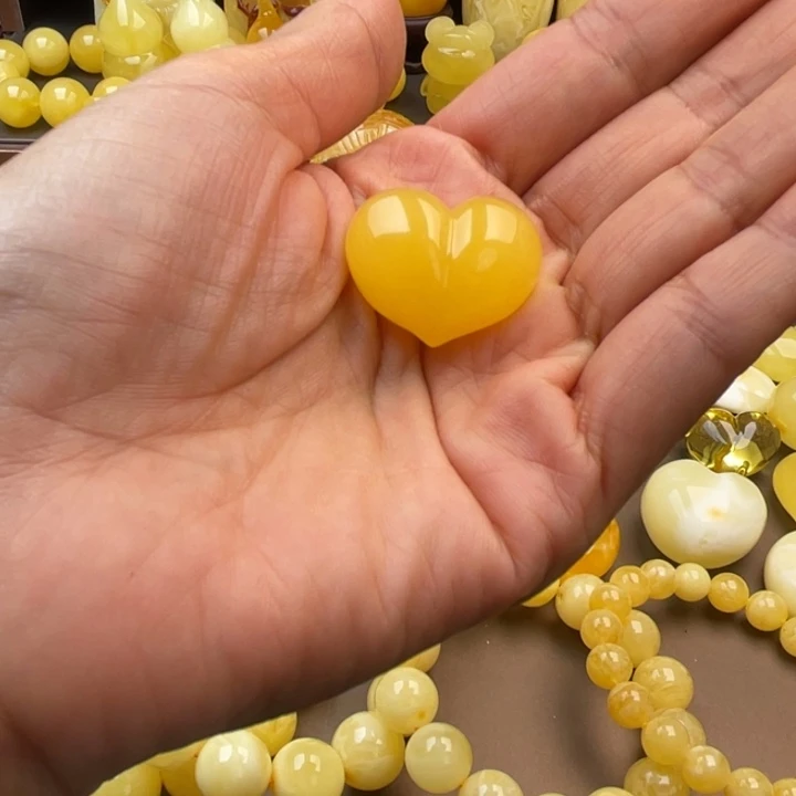 琥珀未镶嵌颈饰蜜蜡