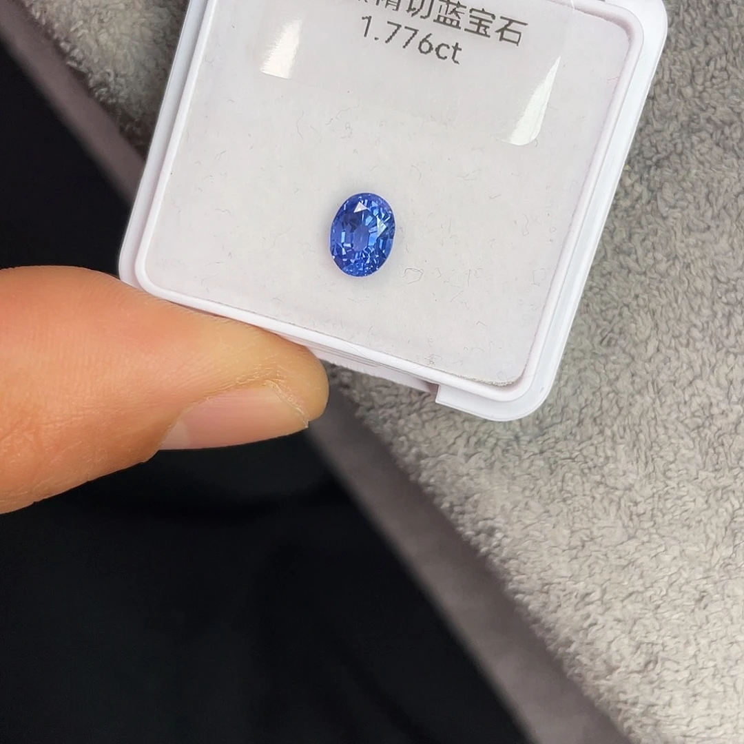 蓝宝石裸石未镶嵌1.776Ct。