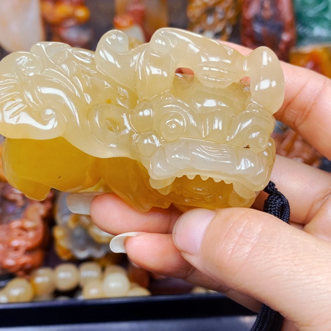 石英质玉（黄龙玉）未镶嵌颈饰
