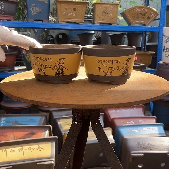 13/13黄色放牛娃笔筒