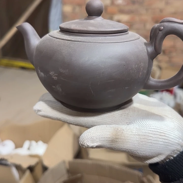 库存微瑕紫砂壶一个