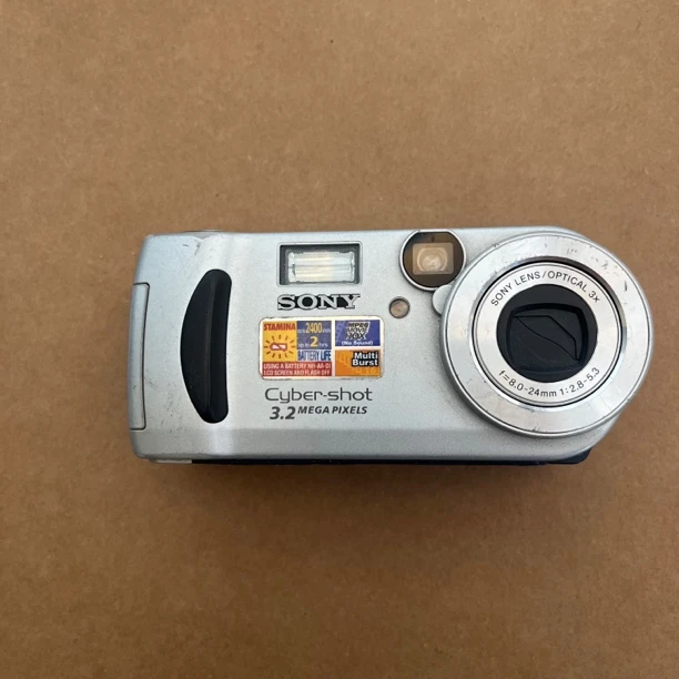 9新 Sony/索尼 索尼p71  320万像素 no质量问题no退换