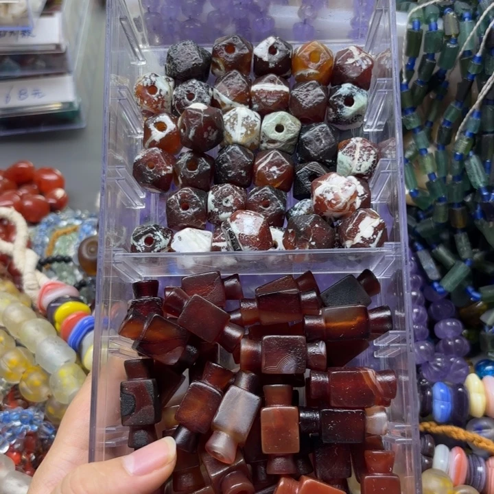 颈饰玻璃红色鼎一颗，喊我选