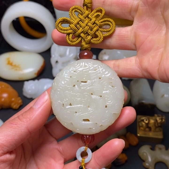 和田玉未镶嵌把件