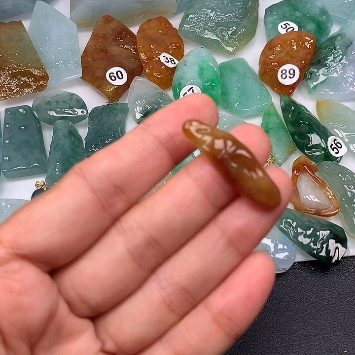 翡翠未镶嵌颈饰随型
